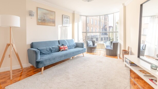 Basic Apartment | Living area - Spacious 3BD Flat - 14 Mins to Buckingham Palace! (London)