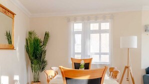 Basic Apartment | Dining - Spacious 3BD Flat - 14 Mins to Buckingham Palace! (London)