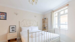 Basic Apartment | 3 bedrooms, iron/ironing board, bed sheets - Spacious 3BD Flat - 14 Mins to Buckingham Palace! (London)