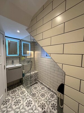 基本公寓 | 浴室 | 淋浴設備、提供毛巾、番梘、洗頭水