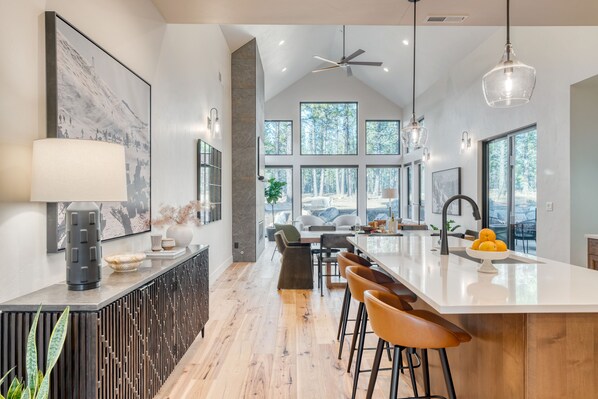 Dining - Grand Fir by AvantStay | Hot Tub and Firepit (Bend)