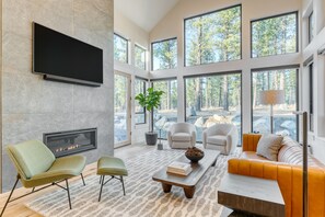 Smart TV, fireplace, offices - Grand Fir by AvantStay | Hot Tub and Firepit (Bend)