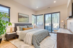 4 soverom, skrivebord, strykejern/-brett og reiseseng for barn