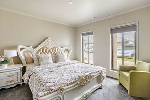 4 bedrooms, iron/ironing board, free WiFi, bed sheets