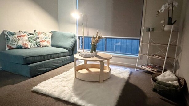 A cozy living room with a teal sofa, a round coffee table, and a white rug. - Comfort Heaven - Relax with the Whole Family

 (Craigieburn)