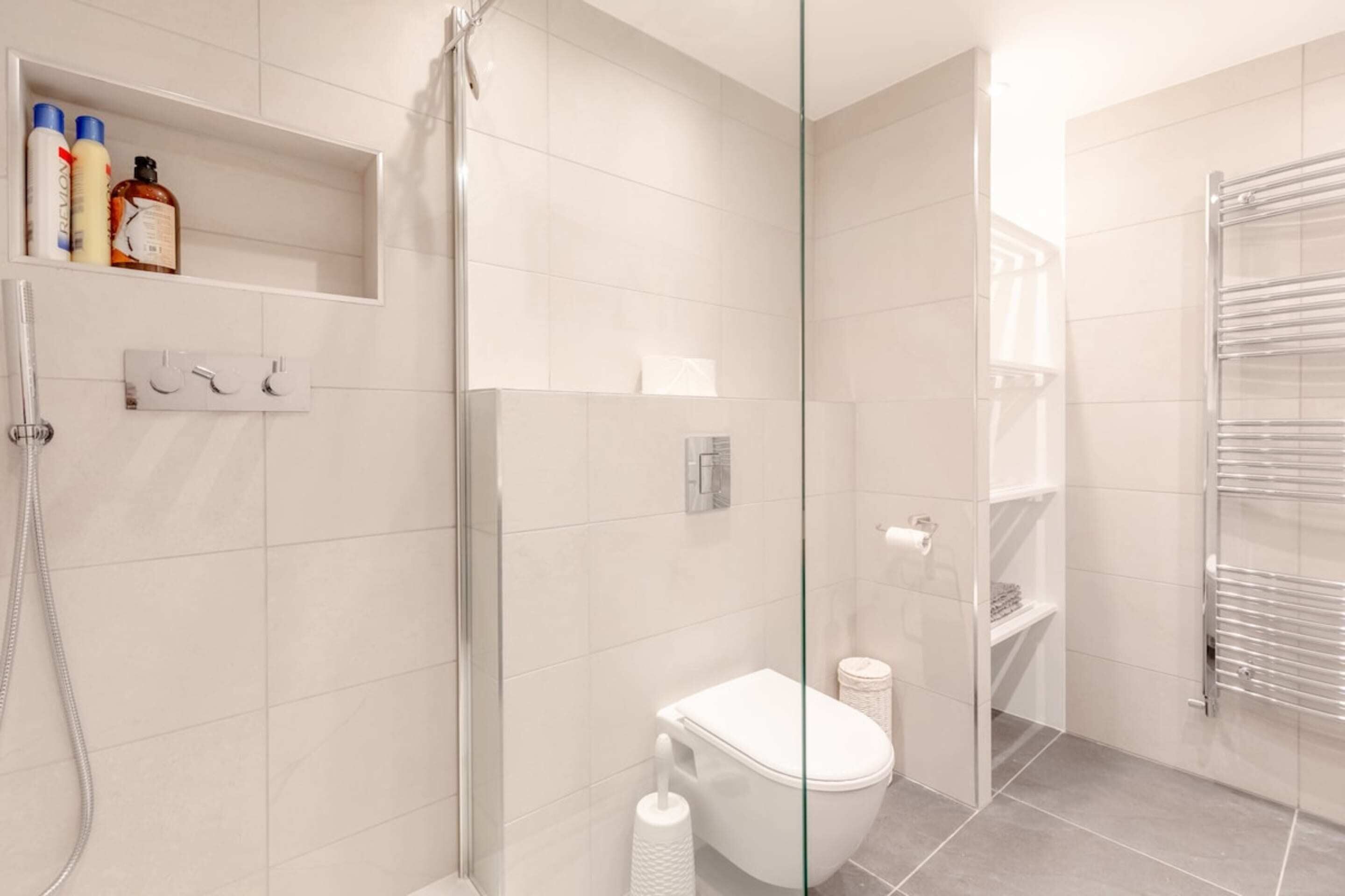 Basic Apartment | Bathroom