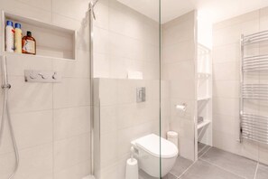 Departamento básico | Baño | Regadera, secadora de cabello, toallas, jabón 