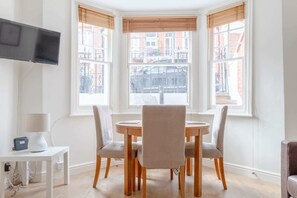 Dining - Beautifully Presented 2BD Flat W/patio- Kensington (London)