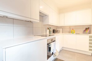 Basic Apartment | Private kitchen - Beautifully Presented 2BD Flat W/patio- Kensington (London)