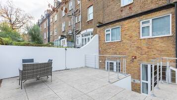 Basic Apartment | Terrace/patio