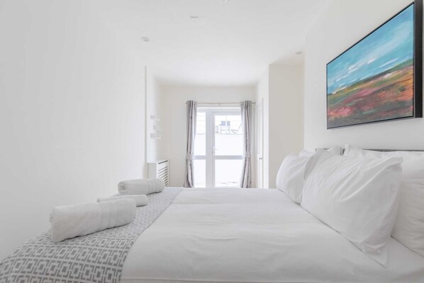 2 bedrooms, iron/ironing board, bed sheets - Beautifully Presented 2BD Flat W/patio- Kensington (London)