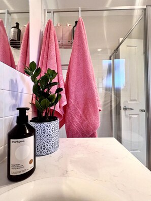 ヘアドライヤー、タオル、石鹸、トイレットペーパー