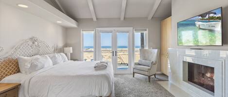 5 habitaciones, escritorio y tabla de planchar con plancha