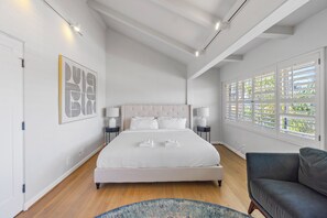 5 Schlafzimmer, Schreibtisch, Bügeleisen/Bügelbrett, Reisekinderbett