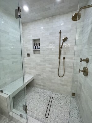 Dusche, Haartrockner, Handtücher, Seife