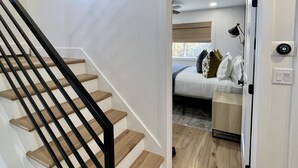 Un intérieur moderne avec un escalier menant à une chambre.