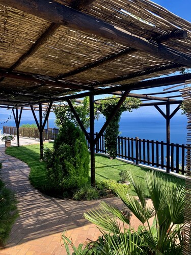 La Casa del 600 Sea View on the Amalfi Coast, with patio and garden