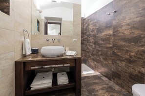 Douche, sèche-cheveux, bidet, serviettes fournies