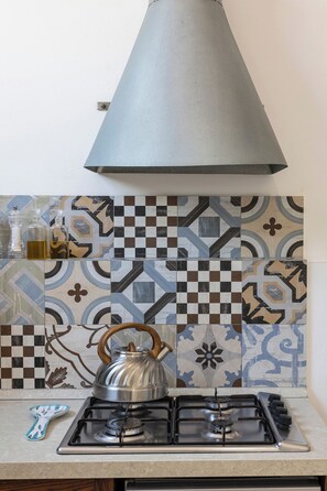 Réfrigérateur, micro-ondes, plaque de cuisson, lave-vaisselle