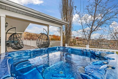 Private Ranch, Spa, Sauna, Theater, DOUBLE Pickleball Courts, Skiing Nearby!