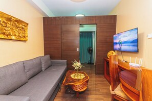 Smart-TV, Tischtennisplatte, Computerbildschirme, Drucker