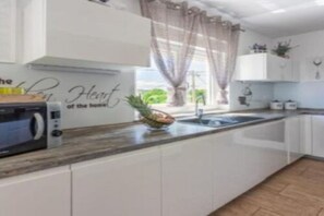 冷蔵庫、電子レンジ、オーブン、コンロ