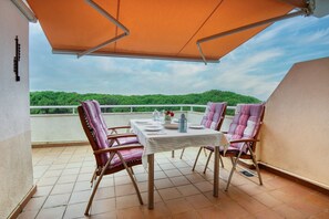 Outdoor dining - GREEN MAR: Nice apartment in Pals with communal pool and garden (Pals)
