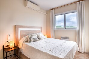 3 slaapkamers, een strijkplank/strijkijzer, gratis wifi, beddengoed