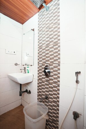 Chambre Double Deluxe | Salle de bain | Douche, douche à « effet pluie », serviettes fournies, savon