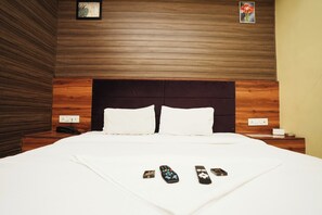 Desk, free WiFi, bed sheets - Hotel Twigo Inn (Mumbai)