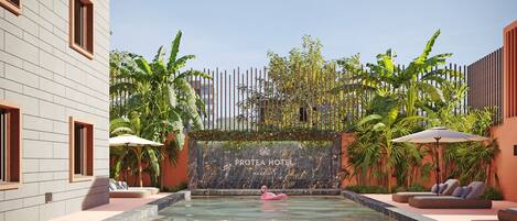 Une piscine avec un flotteur en forme de flamant rose, entourée de chaises longues et de parasols, et un panneau indiquant « PROTEA HOTEL » en arrière-plan.