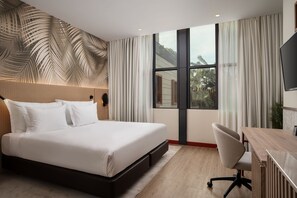 Free minibar, in-room safe, desk, laptop workspace - Protea Hotel Luanda (Luanda)