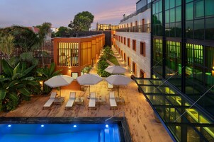 Una piscina al aire libre