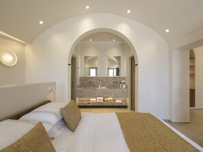 8 soverom, skrivebord, strykejern/-brett og reiseseng for barn