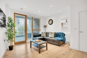 Living area - Spacious 2-bed Balcony Apartment in London (London)