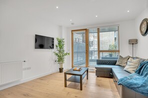 Living area - Spacious 2-bed Balcony Apartment in London (London)