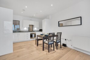 Fridge, microwave, oven, stovetop - Spacious 2-bed Balcony Apartment in London (London)