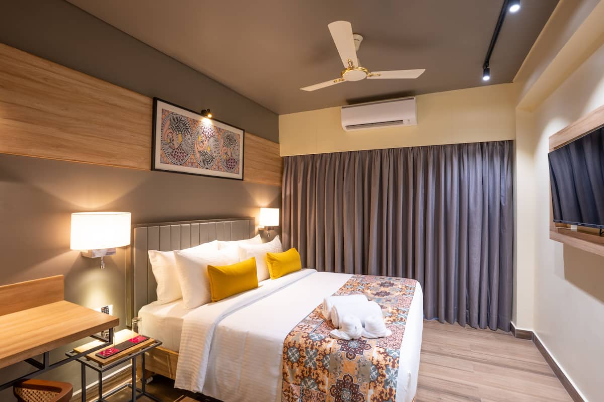 Habitación Deluxe doble, balcón, vistas parciales al mar | Caja fuerte y espacio para trabajar con un portátil