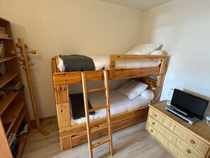 2 bedrooms, travel cot, free WiFi