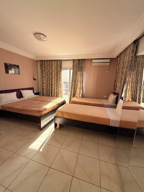 Dreibettzimmer | Schallisolierte Zimmer, kostenloses WLAN, Bettwäsche