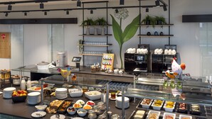Un buffet proposant une variété de plats et un coin café.