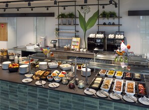 Desayuno buffet (EUR 21 por persona) 