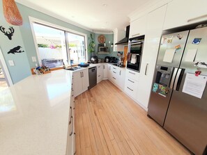 Geladeira, micro-ondas, fogão, cooktop