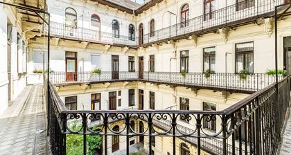 Moksha Home Downtown - adorable DIY home in top location, cheap parking