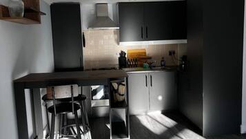 Basic Apartment | Private kitchen | Fridge, microwave, oven, stovetop