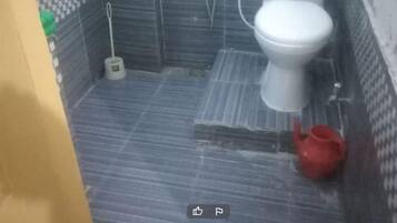 Phòng đôi Tiêu chuẩn | Phòng tắm | Buồng tắm vòi sen, đồ dùng nhà tắm được thiết kế riêng, khăn tắm