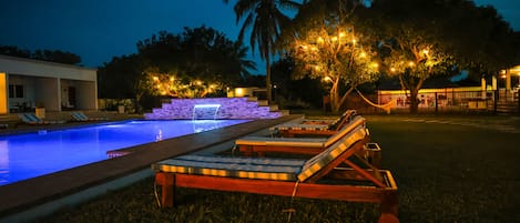 Una piscina al aire libre