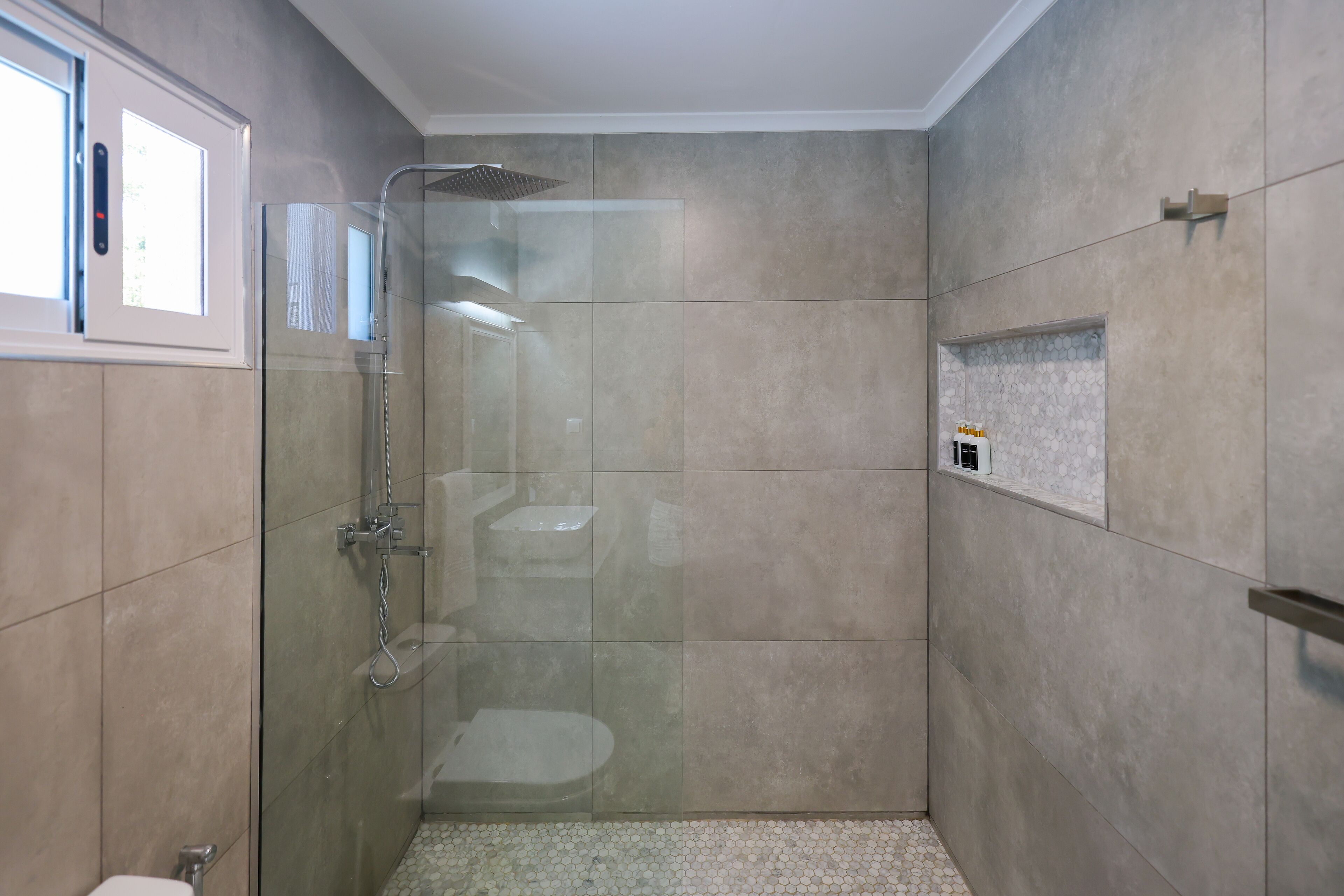 Chambre Triple Confort | Salle de bain | Articles de toilette gratuits