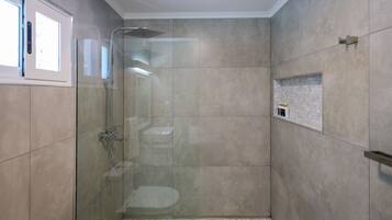 Chambre Triple Confort | Salle de bain | Articles de toilette gratuits