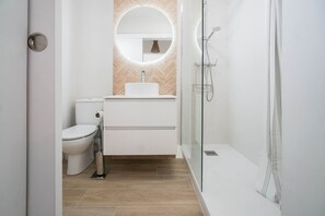 Haartrockner, Handtücher, Seife, Toilettenpapier